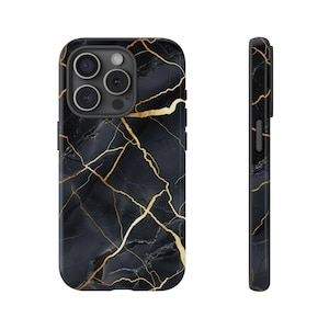 Puede incluir: Funda de teléfono negra con un patrón de mármol y vetas doradas. La funda tiene una protuberancia de cámara elevada.