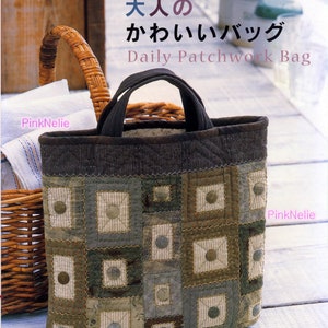 Puede incluir: Un bolso tote de patchwork con asa y ribete marrón oscuro. El bolso presenta un patrón geométrico en tonos verdes, marrones y beige. El texto "Daily Patchwork Bag" es visible en el bolso. Una cesta de mimbre está en el fondo.