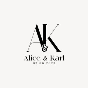 Könnte beinhalten: Schwarz-weiß Hochzeitslogo mit den verschlungenen Initialen "AK" und einem kaufmännischen Und. Darunter stehen die Namen "Alice & Karl" und das Datum "05.06.2025". Der Hintergrund ist neutral.