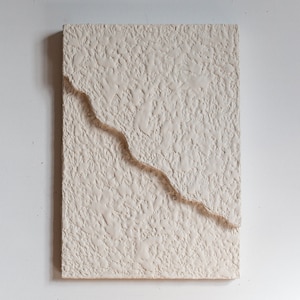 Escultura de pared de estilo minimalista, arte de pared de yeso, arte wabi sabi, adorno de pared contemporáneo, arte de pared escultural, arte abstracto neutro