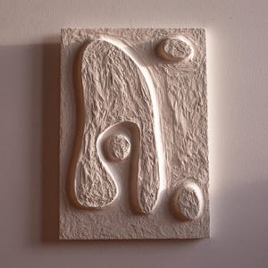 Japandi Wanddekoration, handgemachte 3D Wandkunst, Wabi Sabi Gips Wandskulptur, organisches biomorphes Kunstwerk, weiße minimalistische Wandkunst