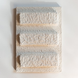 Arte da parete in gesso, arte da parete Japandi Wabi Sabi, scultura da parete minimalista, decorazione da parete moderna, arte della neve, arte scultorea da parete, cartapesta