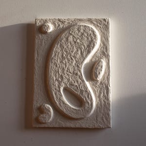 Japandi Wanddekoration, handgemachte 3D Wandkunst, Wabi Sabi Gips Wandskulptur, organisches biomorphes Kunstwerk, weiße minimalistische Wandkunst