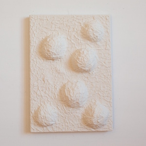 Arte da parete in gesso, arte da parete Japandi Wabi Sabi, scultura da parete minimalista, decorazione da parete moderna, arte della neve, arte scultorea da parete, cartapesta