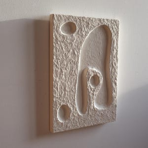 Japandi Wanddekor, handgemachte 3D-Wandskulptur, Gips-Wandkunst im Boho-Stil, weißes Wabi Sabi Kunstwerk, alte skulpturale Steinkunst, organisch