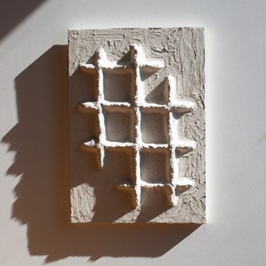 Japandi Wanddekor. Handgefertigte 3D-Wandbehang, Gipswandkunst im Boho-Stil, Monochrome urbane Wandskulptur, Beton Industriedekor