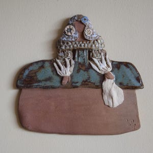 Ceramic Menina in blue tones inspired by Velázquez's "Las Meninas", ideal for hanging on your wall