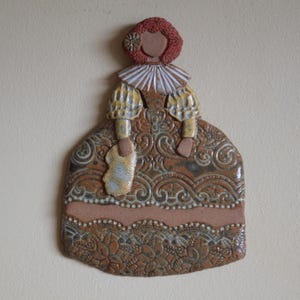 Red-haired ceramic Menina inspired by Velázquez's "Las Meninas", ideal for hanging on your wall