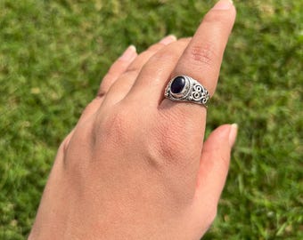 Anello in argento sterling ossidato con onice nero, gioiello fatto a mano in stile gotico boho