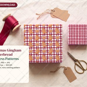 Può includere: Un set di download digitale con motivi senza cuciture Christmas Gingham + Gingerbread. Include 5 design, PNG + JPG, 3600 x 3600 px, 300 DPI. Mostrato con un nastro bordeaux, due etichette marroni, forbici e due scatole avvolte in carta a quadretti rossi e bianchi con motivi di pan di zenzero e cuori.