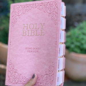 Bible King James en similicuir rose : onglets en or rose, gros caractères