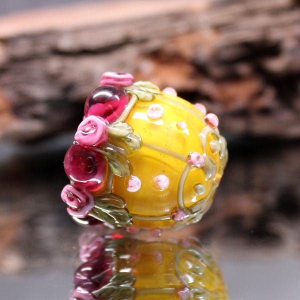 Colar com pingente floral em vidro Lampwork MTO com foco amarelo e rosa
