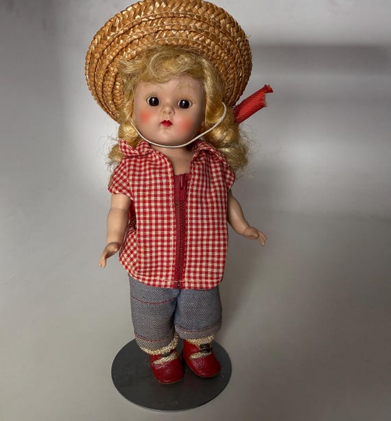 Strung Vogue Ginny Doll With Outfit Including Center Snap Shoes And Stand