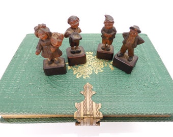 Quattro figure italiane antiche in legno intagliato in miniatura di Anri alte 1 1/2 pollici