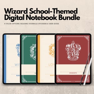 Może przedstawiać: Cztery cyfrowe okładki notesów z różnymi herbami domów z magicznej szkoły. Okładki są niebieskie, zielone, żółte i czerwone. Tekst na okładkach brzmi: "WIS", "RAV", "LOY", "HUFF", "HOGWARTS" i "GRYFFINDOR".