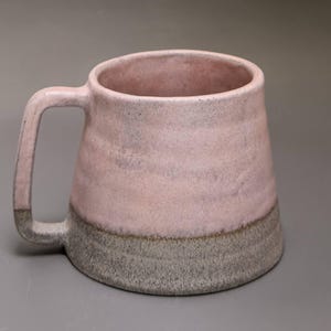 Handgjord stengodsmugg – Rosa keramikkaffekopp, minimalistisk keramiktekopp