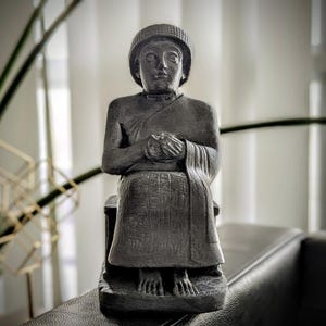 Réplica de la estatua de Gudea de Lagash - Escultura sumeria-mesopotámica antigua - Figura de escritorio de calidad museística - Decoración de museo antiguo