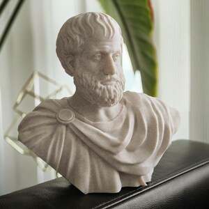 Puede incluir: Un busto de m&aacute;rmol blanco de un hombre con barba y pelo corto. El busto lleva una prenda similar a una toga.