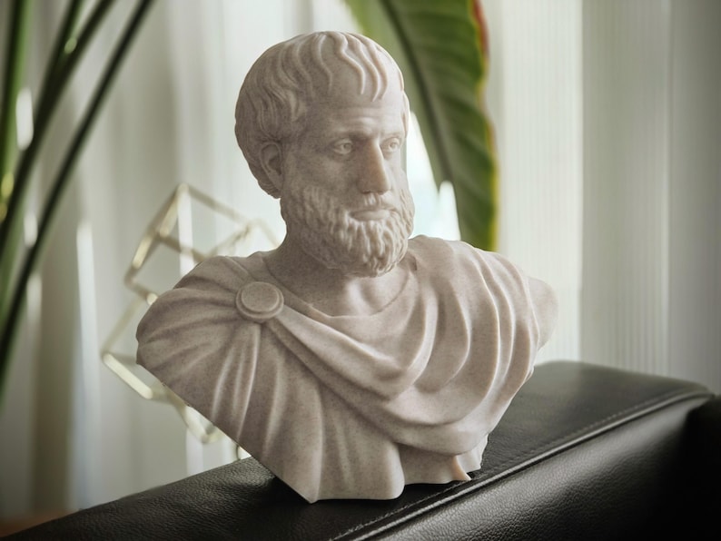 Puede incluir: Un busto de m&aacute;rmol blanco de un hombre con barba y pelo corto. El busto lleva una prenda similar a una toga.