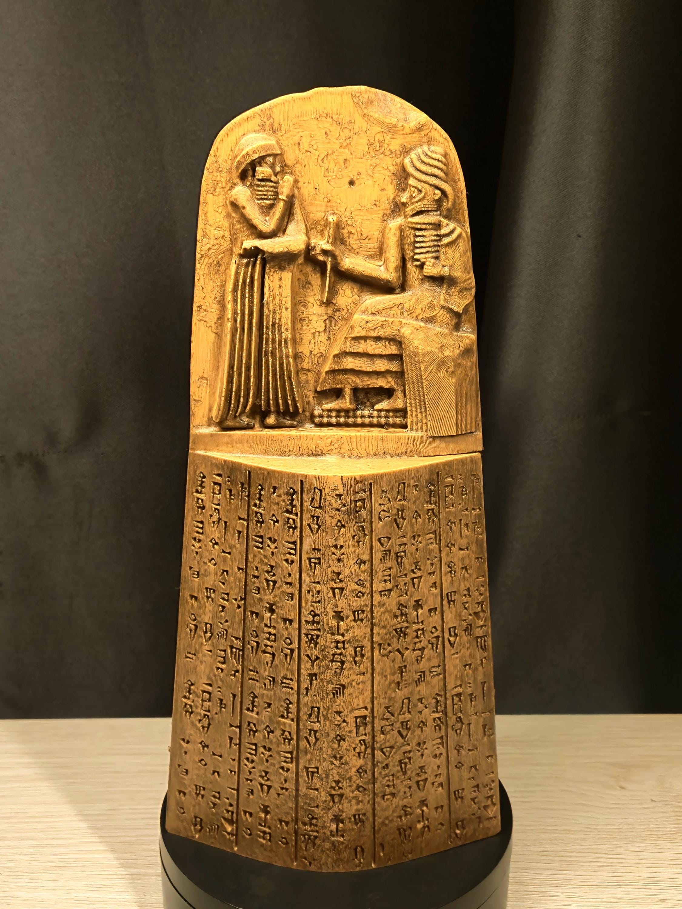 ハンムラビ法典のレプリカ：古代バビロニアの石碑、メソポタミア美術
