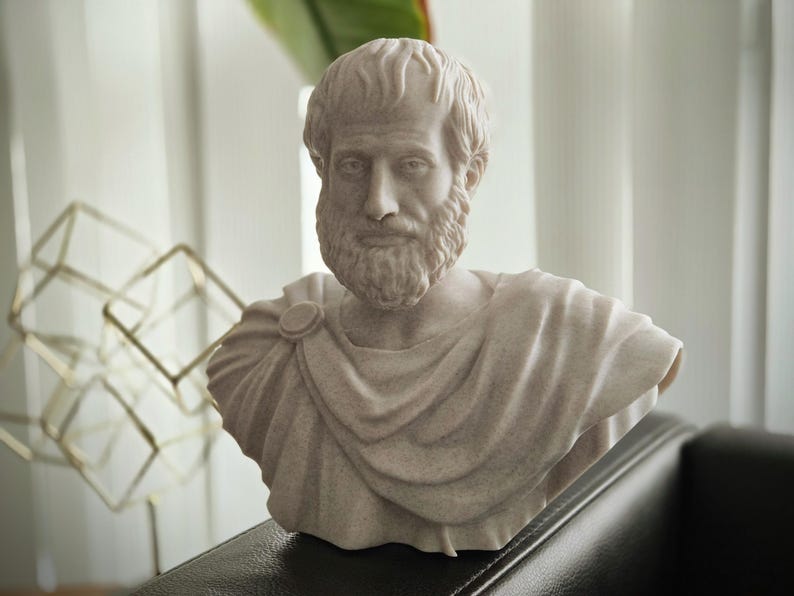 Puede incluir: Un busto de yeso blanco de un hombre con barba y pelo corto. El busto lleva una prenda similar a una toga.