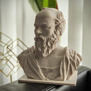 Op de afbeelding: Een beige 3D-geprint bustebeeld van een man met een baard en een toga-achtig kledingstuk.