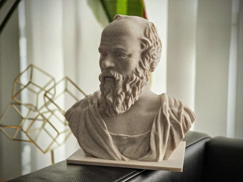 Op de afbeelding: Een beige 3D-geprint bustebeeld van een man met een baard en een toga-achtig kledingstuk.