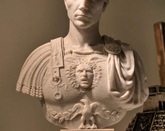 ローマ皇帝ガイウス・ユリウス・カエサルの栄光の胸像 - 大理石を注入