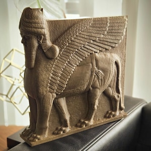 Starożytna mezopotamska płaskorzeźba ścienna Lamassu - gliniana rzeźba kompozytowa - asyryjska skrzydlata rzeźba płytowa z cytadeli Sargona II
