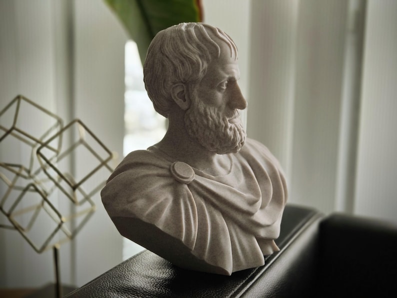 Puede incluir: Un busto de yeso blanco de un hombre con barba y pelo corto. El busto es de estilo cl&aacute;sico y lleva una toga.