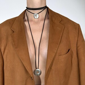Delicado collar bohemio, collar envolvente de gamuza y colgante de círculo martillado, gargantilla larga en capas, joyería boho minimalista, regalo de cumpleaños para ella