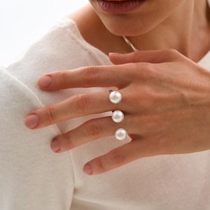 Dual-Finger Pearl Ring, Elegant Open Design Ring, Statement Jewelry for Women, Unique Two Finger Accessory, Perfect Gift for Her