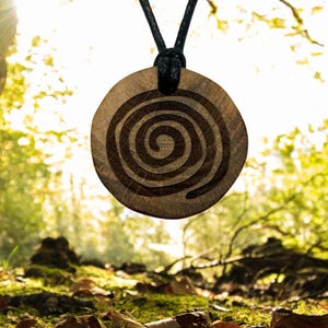 古代のオークの枝から作られた螺旋シンボルペンダント。4 つのサイズがあります。異教徒、ドルイド、ケルトの護符。ネックレス。進化と成長