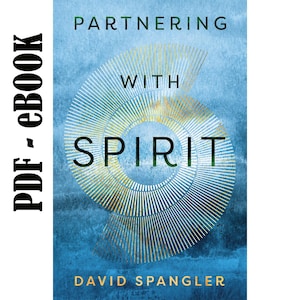 Puede incluir: Portada de libro con un diseño azul y dorado. El título es "Partnering with Spirit" y el autor es "David Spangler".