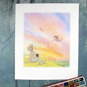 Puede incluir: Una pintura de acuarela de un niño sentado en una colina cubierta de hierba con un gato negro, mirando hacia arriba a dos hadas volando en un cielo rosa y azul.