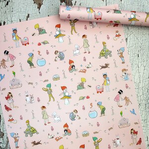 K&ouml;nnte beinhalten: Rosa Geschenkpapier mit einem sich wiederholenden Muster aus Kindern und Tieren. Die Kinder tragen rote H&uuml;te und tragen verschiedene Gegenst&auml;nde, darunter einen Vogelk&auml;fig, ein Aquarium und einen Hund. Zu den Tieren geh&ouml;ren ein Vogel, ein Fisch, ein Hund, eine Katze und ein Kaninchen.