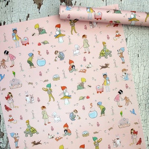 Puede incluir: Papel de regalo rosa con un patrón caprichoso de niños, gnomos y varios animales. Las ilustraciones incluyen niños con mascotas, gnomos en setas y pequeños animales. Un rollo del mismo papel es visible.