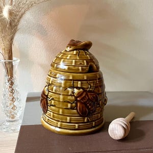 Vintage keramische honingbijenkorf met houten lepel