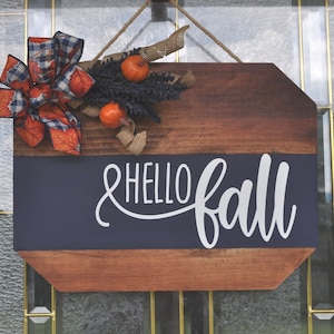 Corona de otoño hecha a mano para puerta de entrada con cinta azul y calabazas decorativas