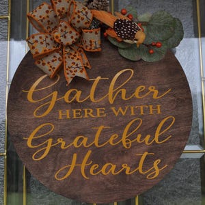 Una cálida corona de otoño con un cartel que dice "Grateful Gather", ideal para el Día de Acción de Gracias