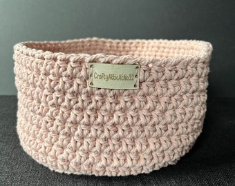 Cesta de almacenamiento de ganchillo rosa hecha a mano
