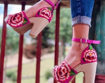 Geblümte Schuhe mit hohem Keilabsatz. Mexikanische florale Textilpantoffeln. Outfit vom 5. Mai. Sandaletten Blumenfarben. Boho.Mexikanische Schuhe