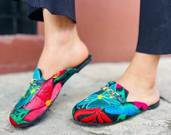 Zapatos Mules Artesanales Mexicanos. Huaraches Bohemian Telar bordado Floral. Boho chic Etnico. Mules Mexicanos. Zapato Artesanal boho.