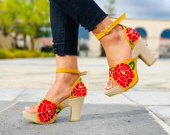 Chaussures compensées hautes à fleurs. Pantoufles textiles florales mexicaines. Tenue du 5 mai. Sandales à talons Fleurs Rouges. Boho.Chaussures mexicaines