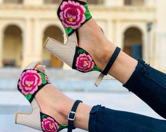 Chaussures compensées hautes à fleurs. Pantoufles textiles florales mexicaines. Tenue du 5 mai. Sandales à talons Fleurs Roses. Boho.Chaussures mexicaines