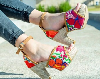 Chaussures compensées hautes florales. Pantoufles textiles florales mexicaines. Tenue du 5 mai. Sandales à talons Fleurs Couleurs. Chaussures Boho.Mexicaines