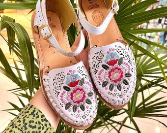 Mexican Huarache Florecita. Mexican Leather Shoe. Hippie Boho. Traditional Huarache. Latin Fashion. Mexican Style Shoe. Ethnic style.