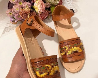 Mexican Huarache Sunflower. Handmade leather sandals. Bohemian huaraches. Boho chic Mexican Sandals. 5 de Mayo Huaraches Latina