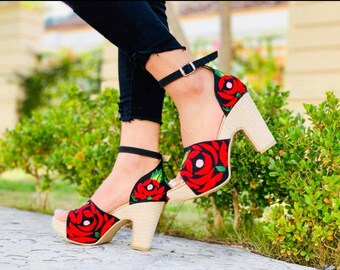 Chaussures compensées hautes à fleurs. Pantoufles textiles florales mexicaines. Tenue du 5 mai. Sandales à talons avec fleurs colorées. Boho.Chaussures mexicaines