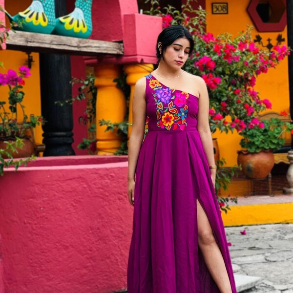 Vestido Tulipán artesanal Mexicano. Graduaciones Latinas. Vestido largo Fiesta Mexicana. Vestido Bordado Floral. Dama de honor Mexicana.